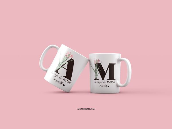 Taza de porcelana con inicial negra