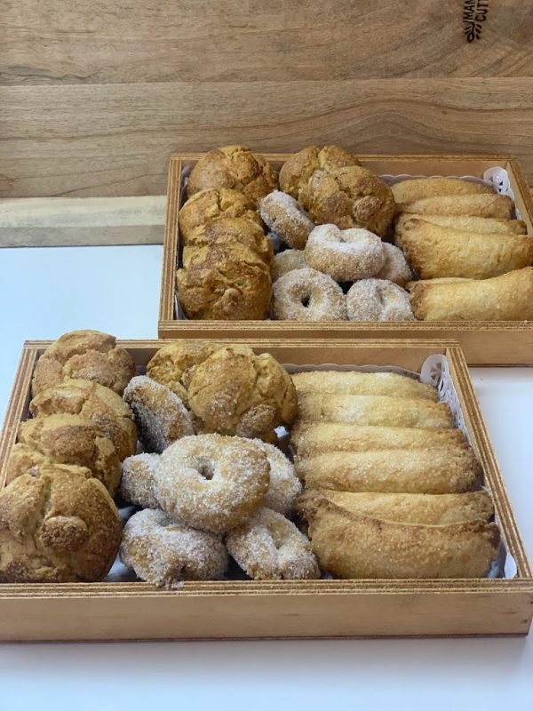 Bandeja de madera con dulces navideños