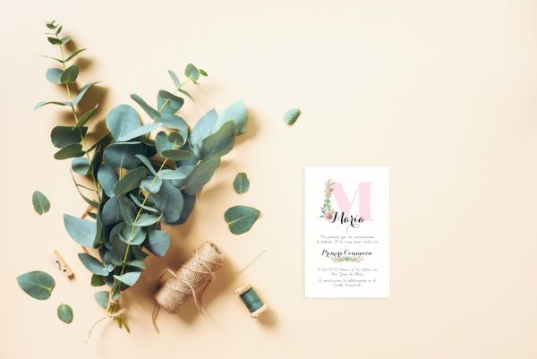 Invitación de comunión con inicial rosa