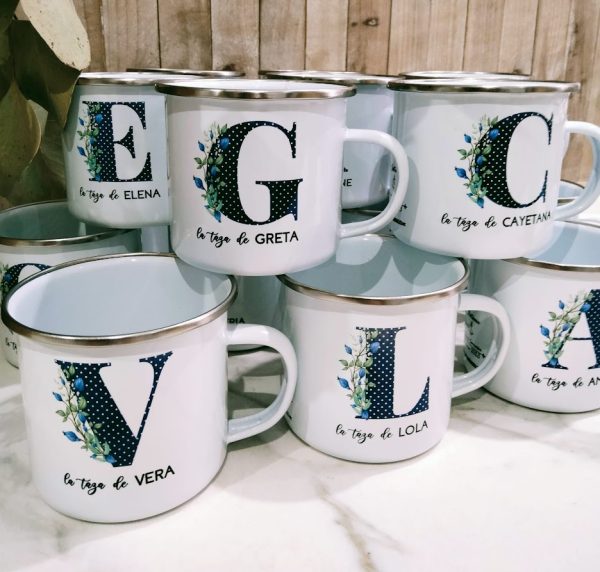 Taza metálica con inicial azul marino